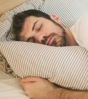 五指山睡姿中隐含一生运势，你是什么样的睡姿？